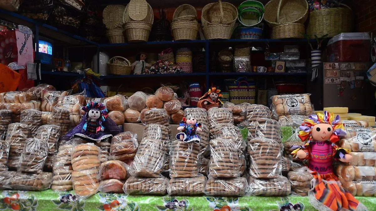 El establecimiento de pan se viste de sabor y color en el mercado municipal de Amealco.